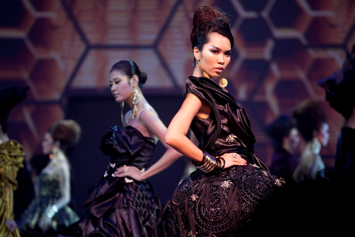 Siêu mẫu Hà Anh xả ảnh cũ, thời diễn mòn giày cao gót trên khắp các sàn catwalk. Ảnh: FB Ha Anh Vu