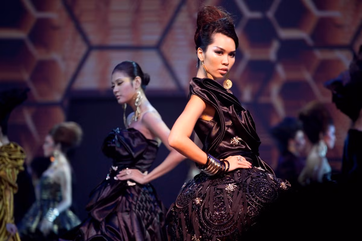 Siêu mẫu Hà Anh xả ảnh cũ, thời diễn mòn giày cao gót trên khắp các sàn catwalk. Ảnh: FB Ha Anh Vu