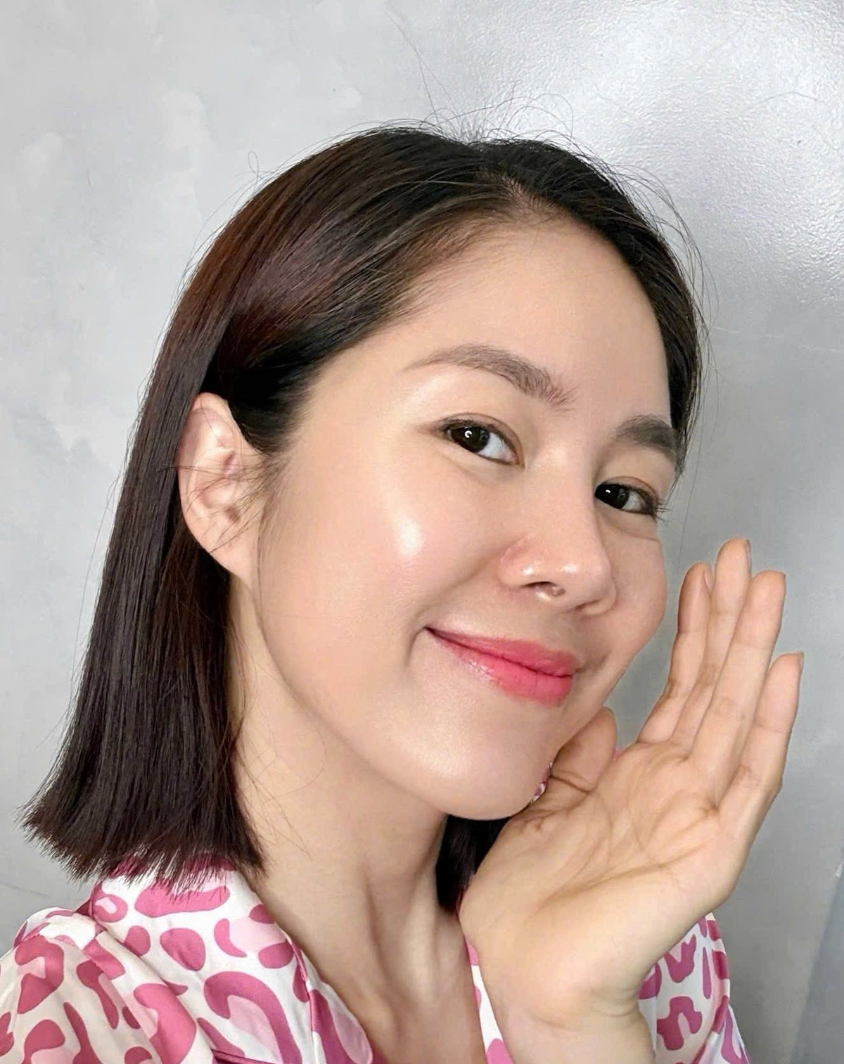 Lê Phương đăng tải hình ảnh chụp cùng ông xã trên trang cá nhân. Không cầu kỳ trang điểm, nữ diễn viên tự tin khoe gương mặt mộc với làn da sáng khỏe, đều màu và tràn đầy sức sống.