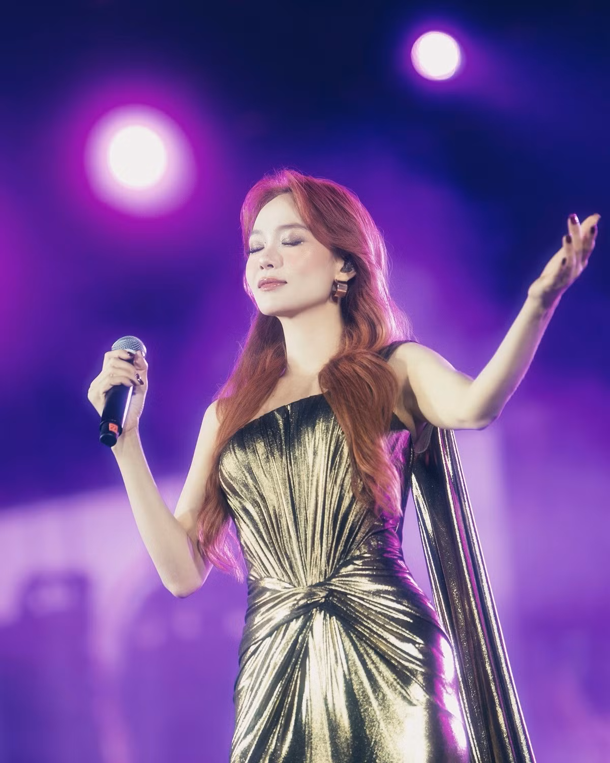 Không chỉ dừng lại ở ngoại hình, Minh Hằng còn được biết đến là nghệ sĩ “toàn năng” của showbiz Việt.