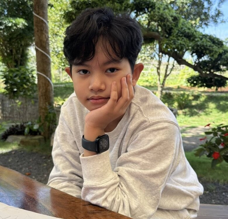 Đặc biệt, Kubi được nhận xét là nhóc tỳ sở hữu gương mặt giống bố Phan Hiển nhiều nhất trong ba anh em. Từ đường nét khuôn mặt, ánh mắt đến nụ cười đều gợi nhớ hình ảnh của Phan Hiển thời trẻ.