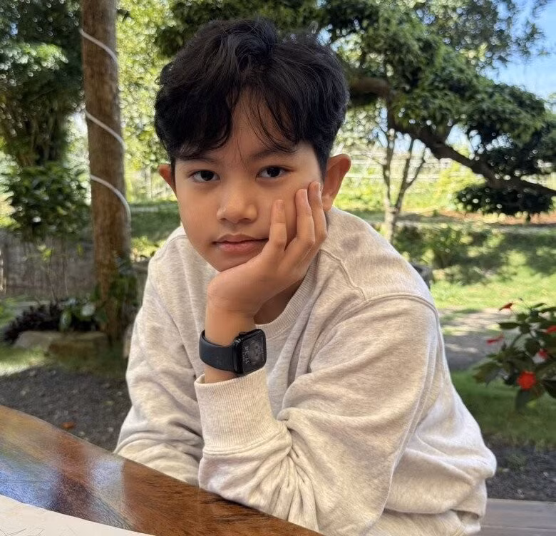 Đặc biệt, Kubi được nhận xét là nhóc tỳ sở hữu gương mặt giống bố Phan Hiển nhiều nhất trong ba anh em. Từ đường nét khuôn mặt, ánh mắt đến nụ cười đều gợi nhớ hình ảnh của Phan Hiển thời trẻ.