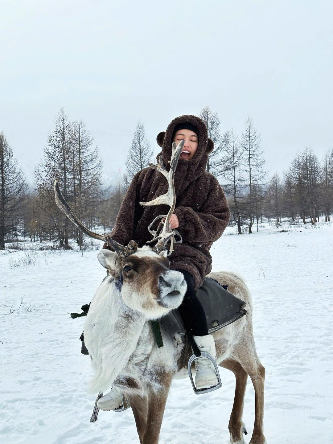 Diễn viên Diệu Nhi hài hước trượt tuyết ở Mông Cổ. Ảnh: FB Diệu Nhi