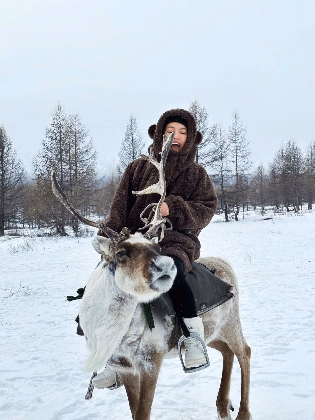 Diễn viên Diệu Nhi hài hước trượt tuyết ở Mông Cổ. Ảnh: FB Diệu Nhi