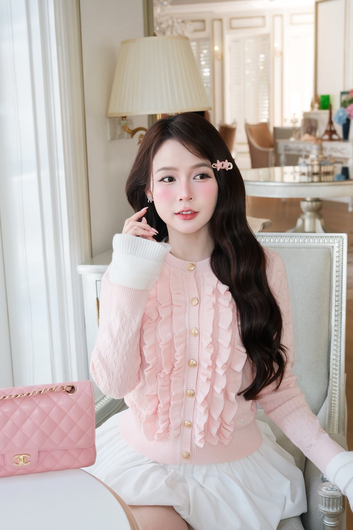 Bên dưới bài đăng, đông đảo netizen dành lời khen có cánh cho vẻ ngoài của Sam: người ngỡ ngàng vì cô quá trẻ, người xuýt xoa trước nhan sắc ngày càng thăng hạng.