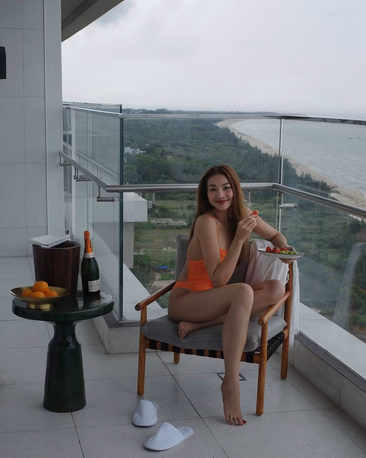 Thanh Hằng diện bikini sắc cam rực rỡ, tạo dáng gợi cảm khi đi nghỉ dưỡng. Ảnh: FB Thanh Hằng