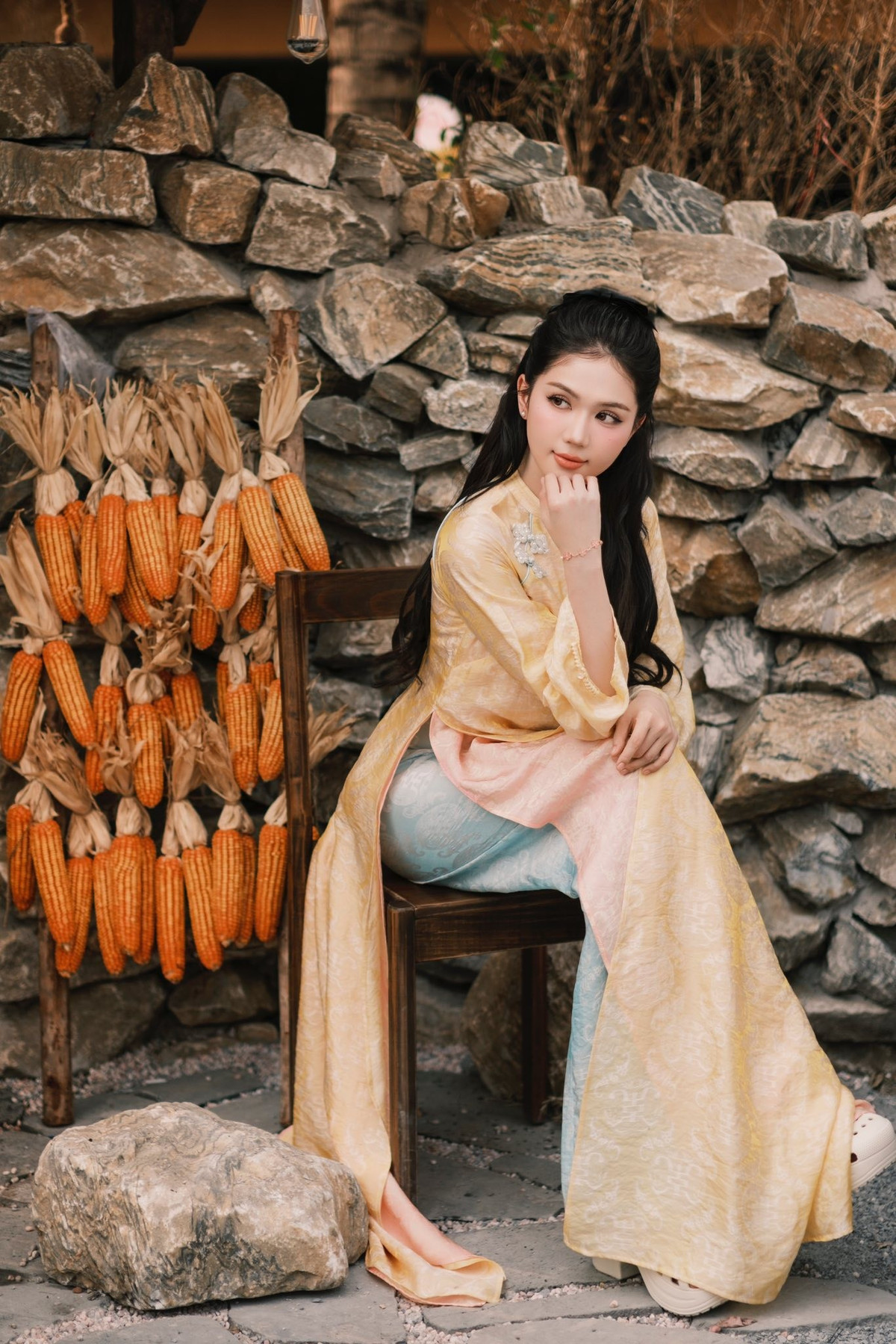 View - Ngọc Trinh diện áo dài kín đáo được khen xinh đẹp nền nã | Báo Tri thức và Cuộc sống - TIN TỨC PHỔ BIẾN KIẾN THỨC 24H