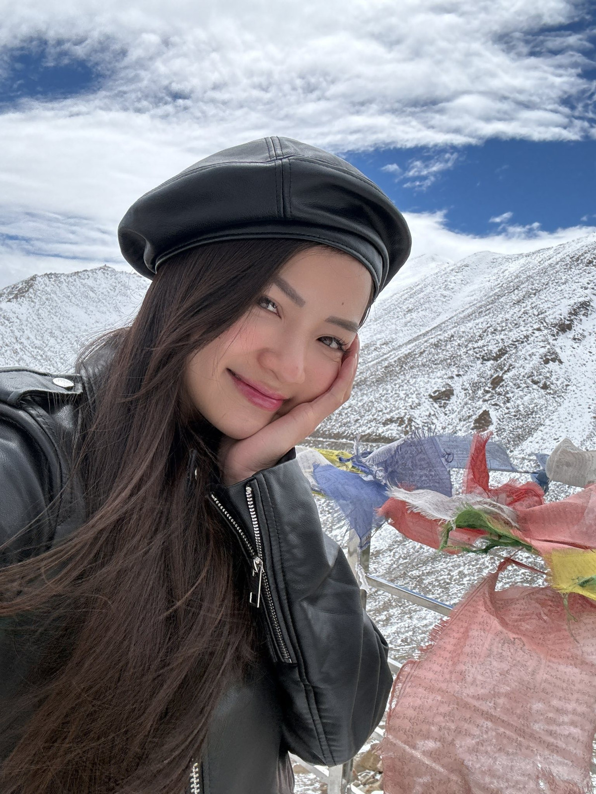 Diễn viên Thủy Top hành hương ở Ấn Độ. Tại đây, cô tham gia khóa tu tập, thiền và trải nghiệm du lịch tâm linh. Ảnh: FB Huỳnh Minh Thuỷ