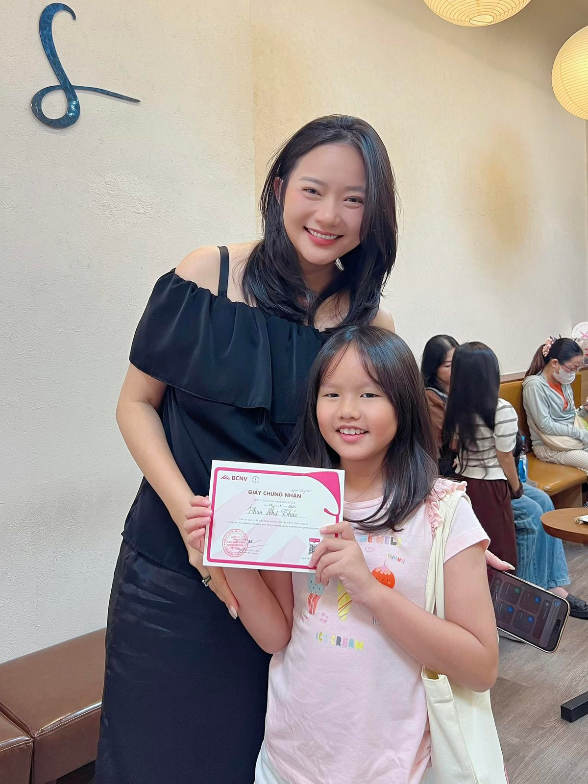Cựu người mẫu Phan Như Thảo đưa con gái Bồ Câu đi hiến tóc nhân dịp bé tròn 9 tuổi. Ảnh: FB Phan Như Thảo