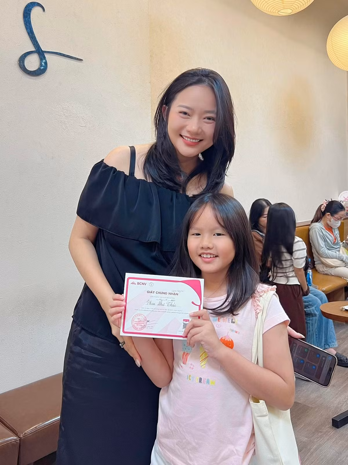 Cựu người mẫu Phan Như Thảo đưa con gái Bồ Câu đi hiến tóc nhân dịp bé tròn 9 tuổi. Ảnh: FB Phan Như Thảo