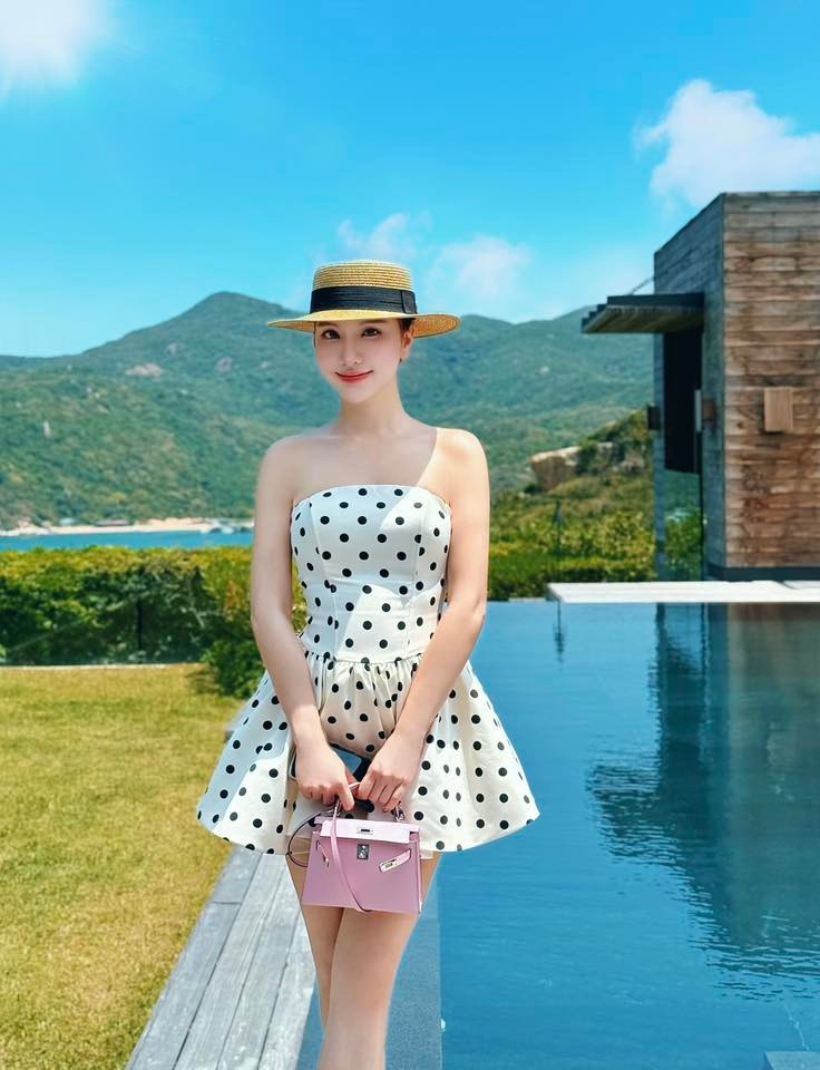 Có đường cong nóng bỏng nên Hạnh Sino khá thích những kiểu váy áo tôn vòng 1 hoặc tấm lưng thon thả. Ảnh: FB Hạnh Sino