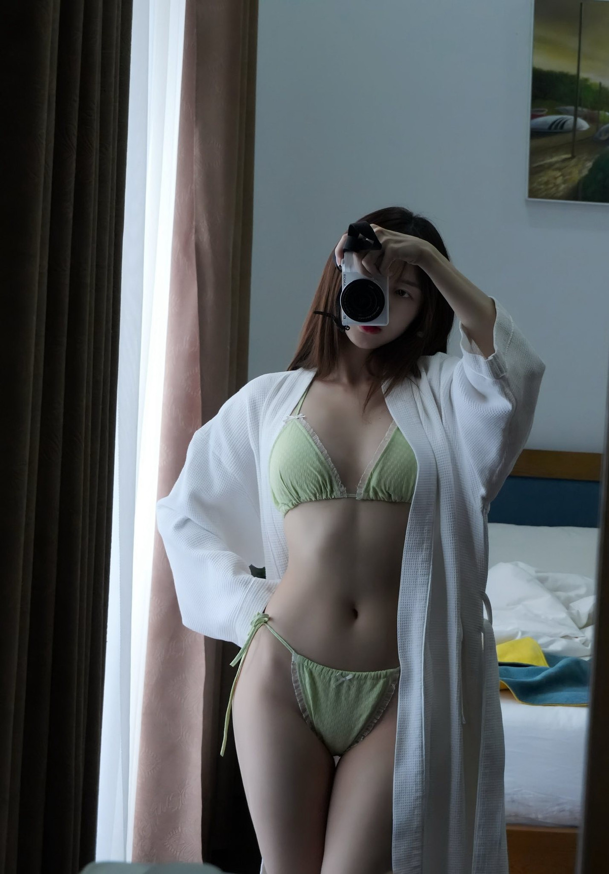 Thời gian gần đây, nữ ca sĩ sinh năm 1993 đã có màn "lột xác" đầy táo bạo, gây ấn tượng mạnh với công chúng khi tự tin khoe vóc dáng săn chắc, hoàn hảo trong những bộ cánh gợi cảm. Ảnh: FB Liz Kim Cương