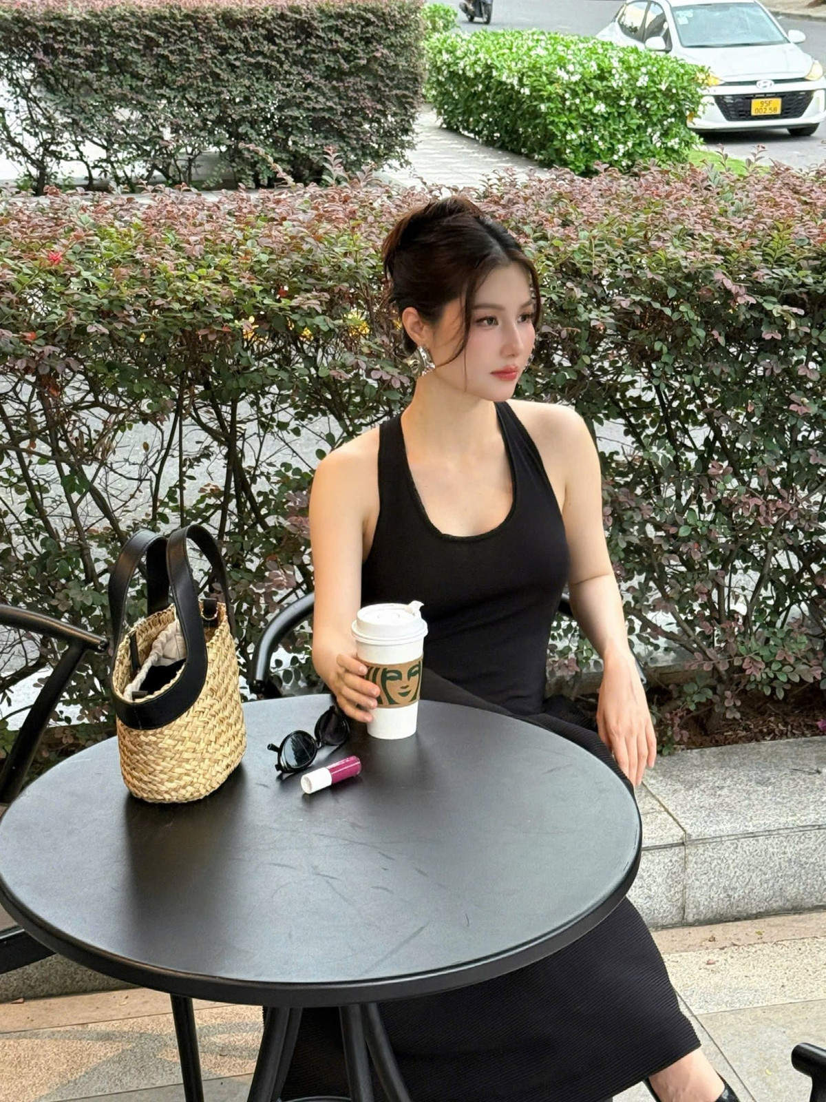 Diễm my 9x ngồi cà phê, chụp ảnh tạo dáng sang chảnh. Ảnh: FB Vu Pham Diem My