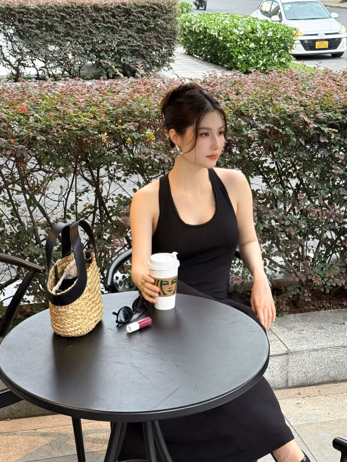 Diễm my 9x ngồi cà phê, chụp ảnh tạo dáng sang chảnh. Ảnh: FB Vu Pham Diem My