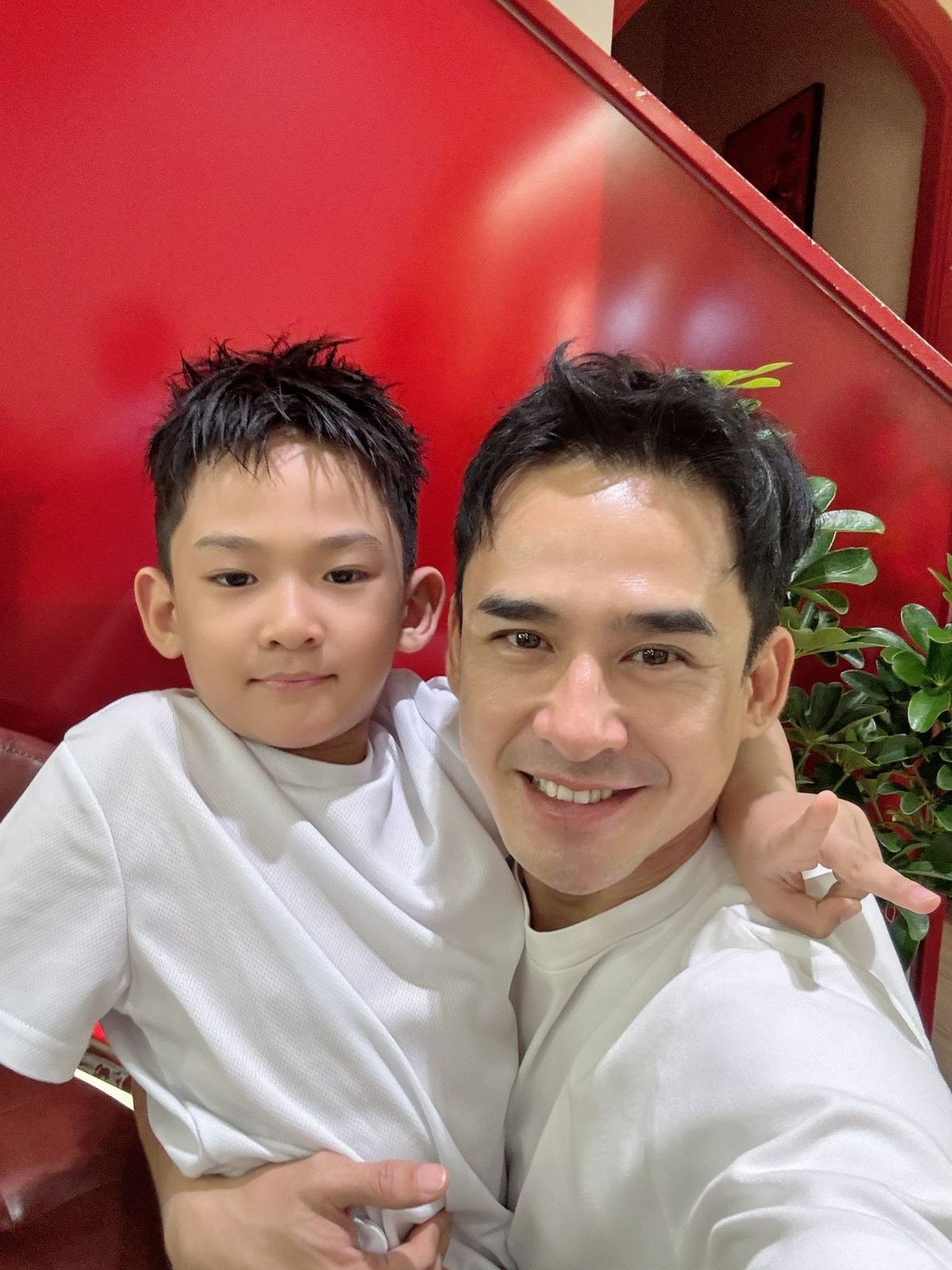 Lương Thế Thành và con trai: "Hôm nay 2 anh em ruột đi hớt tóc, ai cũng nói 2 anh em đẹp trai và trẻ như nhau". Ảnh: FB Lương Thế Thành