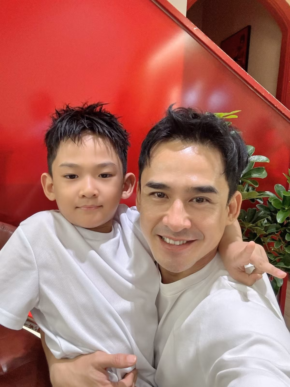 Lương Thế Thành và con trai: "Hôm nay 2 anh em ruột đi hớt tóc, ai cũng nói 2 anh em đẹp trai và trẻ như nhau". Ảnh: FB Lương Thế Thành