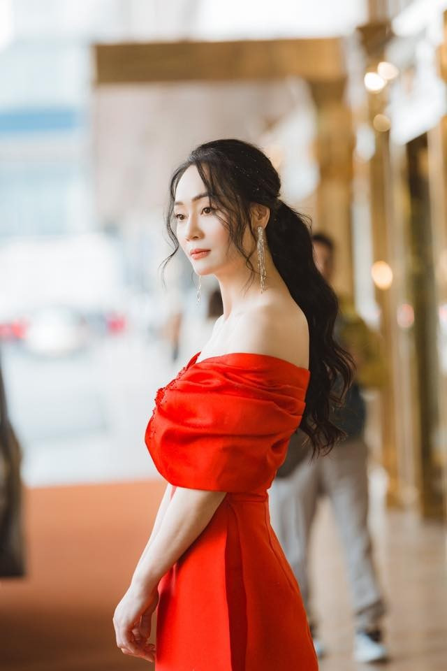 Làn da trắng sáng, đều màu và gương mặt gần như không có dấu hiệu lão hóa giúp nữ diễn viên tự tin ngay cả khi để mặt mộc.