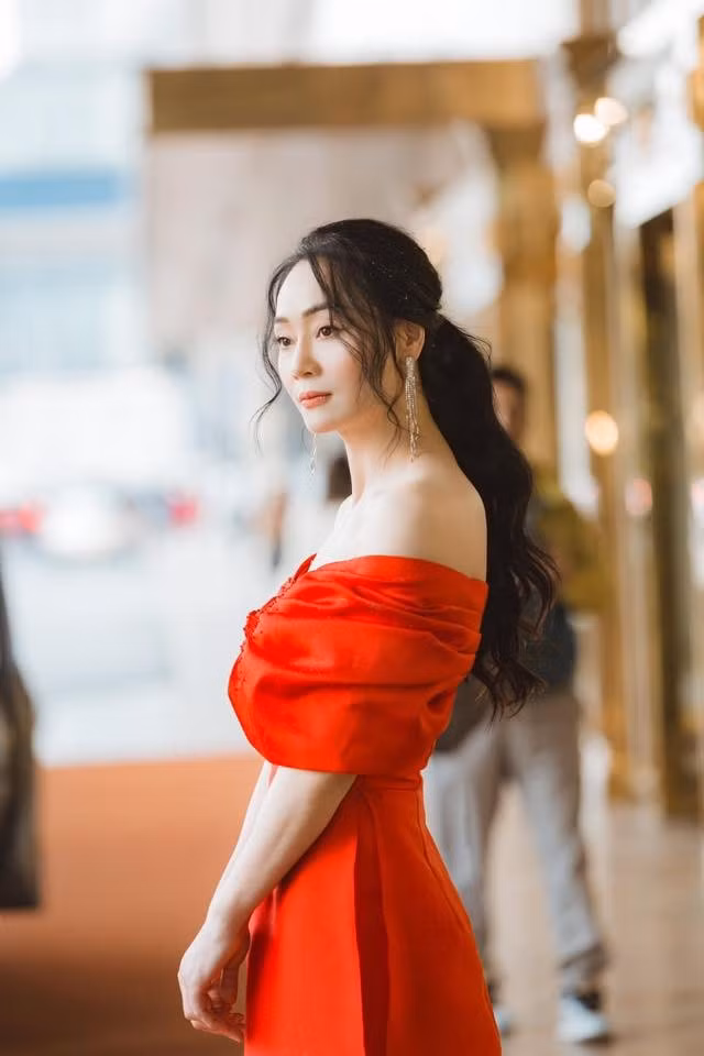 Làn da trắng sáng, đều màu và gương mặt gần như không có dấu hiệu lão hóa giúp nữ diễn viên tự tin ngay cả khi để mặt mộc.