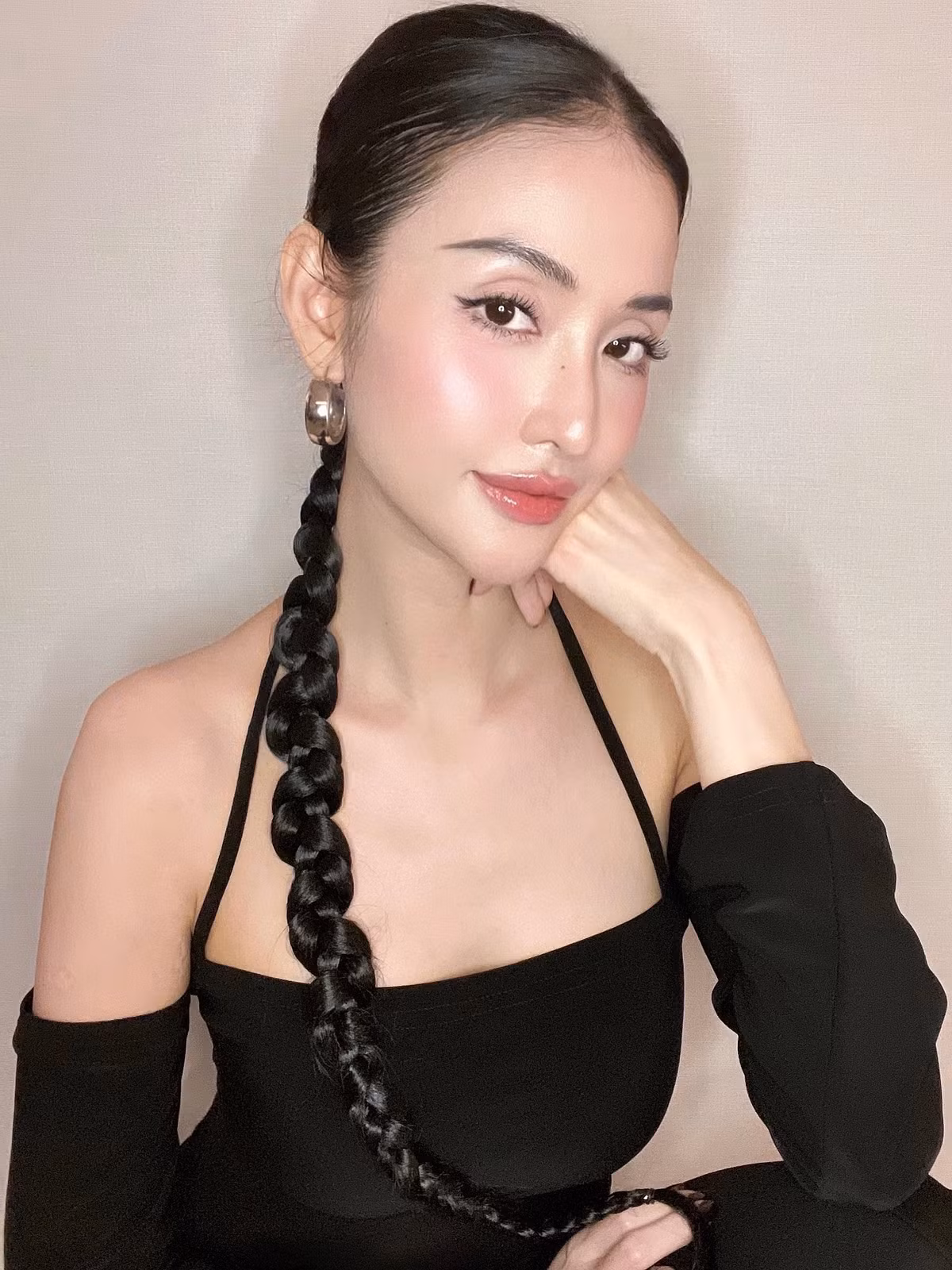 Mai Hồ trang điểm sắc nét, lên đồ sexy khi dự dạ tiệc tại Hà Nội. Ảnh: FB Mai Hồ