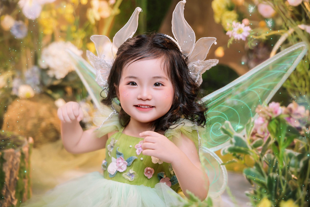 Gia đình Khánh Thi – Phan Hiển mới đây đã tung ra bộ ảnh mới của cô con gái út Lisa, ngay lập tức gây “bão” trên mạng xã hội.