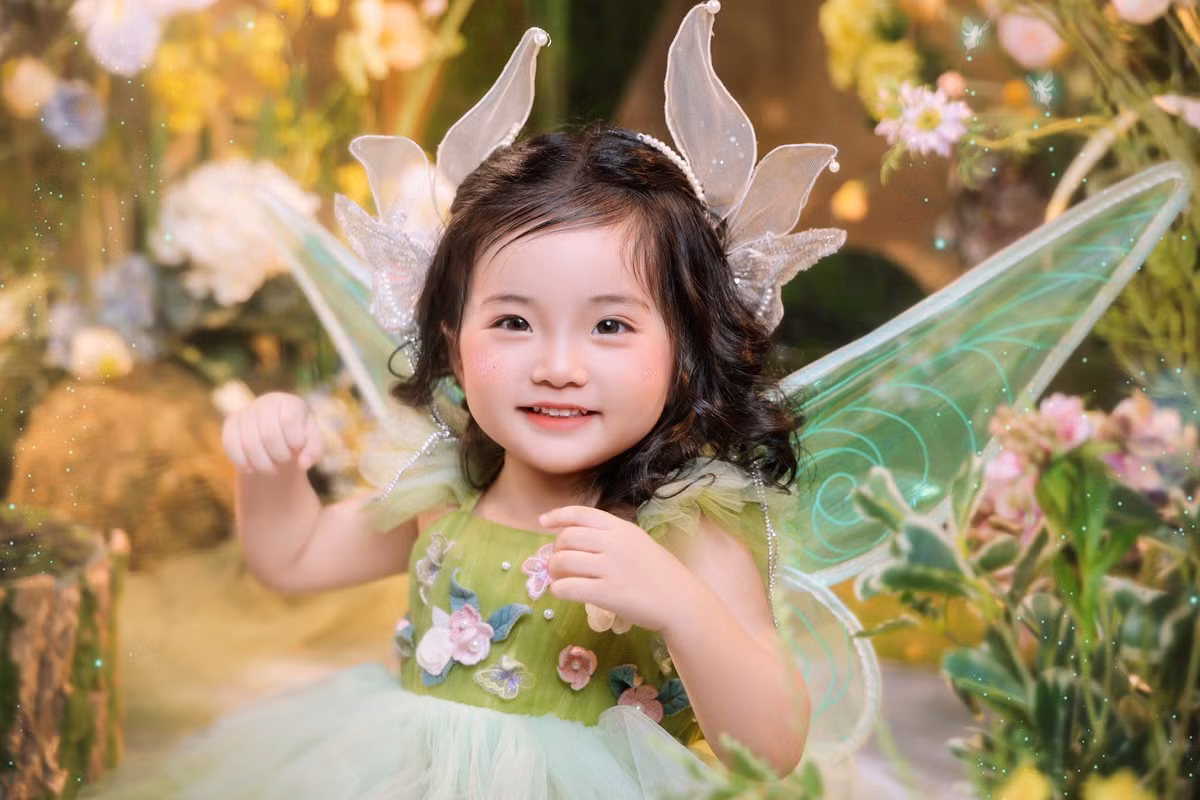 Gia đình Khánh Thi – Phan Hiển mới đây đã tung ra bộ ảnh mới của cô con gái út Lisa, ngay lập tức gây “bão” trên mạng xã hội.