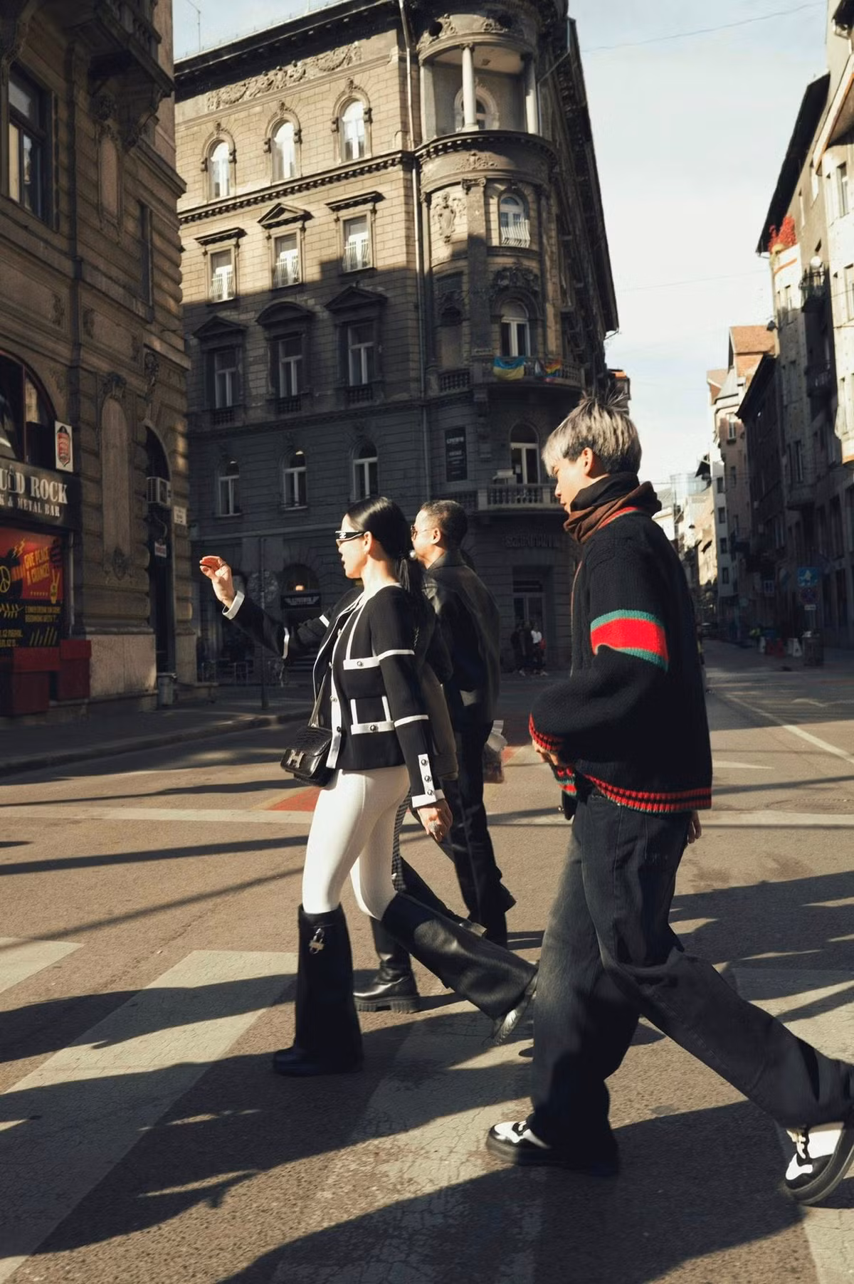 Trong ảnh, Lệ Quyên và Lâm Bảo Châu quấn quýt, tình tứ khi dạo phố, khám phá các địa danh nổi tiếng.