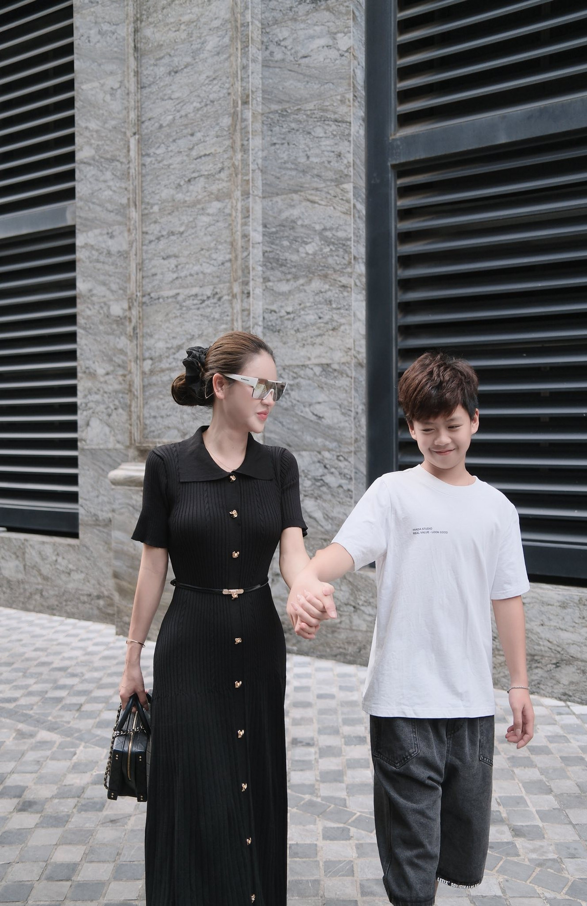 Lương Thu Trang tự hào chia sẻ rằng con trai sở hữu vẻ ngoài “tuyệt đối điện ảnh”, càng lớn càng bộc lộ những đường nét khôi ngô, điển trai.