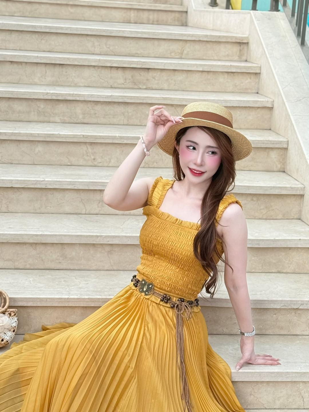 Diễn viên Quỳnh Nga tươi tắn khi diện váy vàng. Ảnh: FB Quỳnh Nga