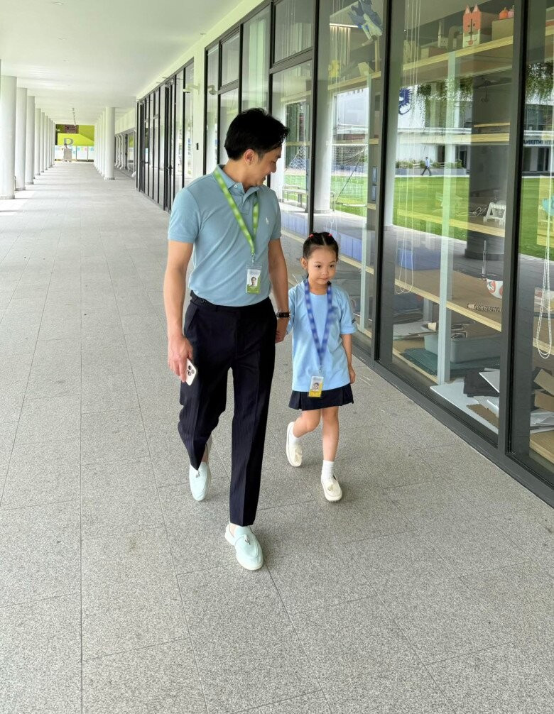 Khoảnh khắc “ái nữ” nhà hào môn tay trong tay cùng bố mẹ bước vào cột mốc mới nhanh chóng thu hút sự chú ý của cộng đồng mạng.