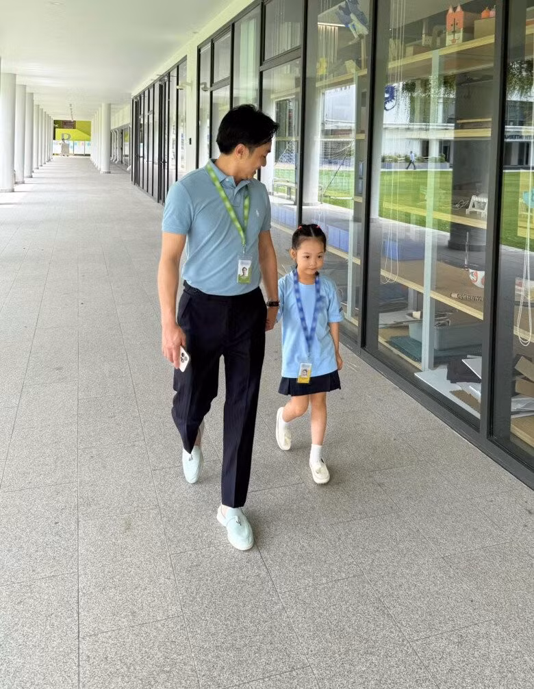 Khoảnh khắc “ái nữ” nhà hào môn tay trong tay cùng bố mẹ bước vào cột mốc mới nhanh chóng thu hút sự chú ý của cộng đồng mạng.