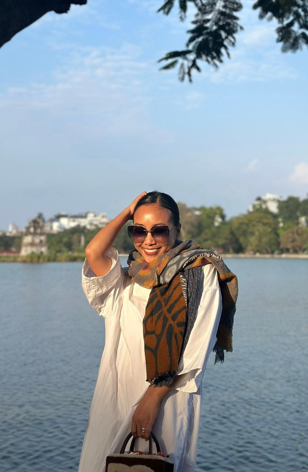 Ca sĩ Đoan Trang chụp ảnh kỷ niệm ở hồ Gươm khi đến Hà Nội. Ảnh: FB Doan Trang