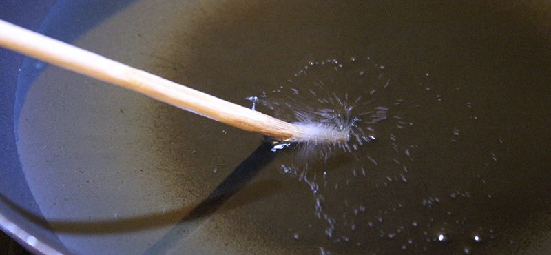 Dùng đũa gỗ để kiểm tra dầu sôi: Không cần nhiệt kế nhà bếp, chỉ cần một chiếc đũa gỗ. Đặt đầu đũa vào chảo dầu, nếu thấy bong bóng nhỏ li ti nổi lên quanh đầu đũa, nghĩa là dầu đã đủ nóng để chiên thực phẩm.