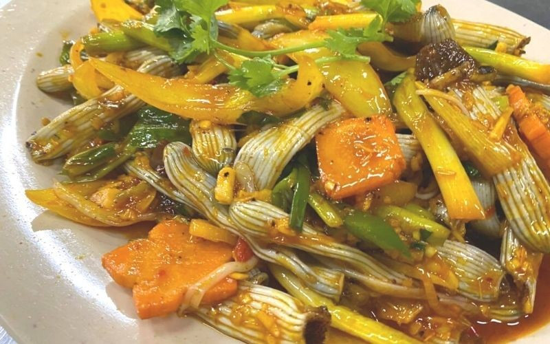 Sá sùng xào chua ngọt: Sá sùng được chiên sơ cho săn lại, sau đó xào cùng sốt chua ngọt từ cà chua, dứa và chút giấm. Cách chế biến này giúp cân bằng vị ngọt của hải sản với vị chua dịu, tạo nên món ăn bắt mắt, dễ thưởng thức.