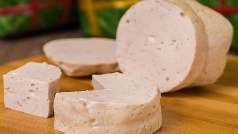 Giò lụa, chả lụa từ lâu đã trở thành món ăn 'quốc hồn quốc túy' không thể thiếu trên mâm cơm người Việt, từ những bữa sáng giản đơn đến những mâm cỗ Tết trang trọng. Thế nhưng, có một 'nỗi khổ' chung mà nhiều người nội trợ gặp phải, giò lụa khi mới mua về thì thơm ngon, dai giòn, nhưng chỉ cần cắt dở và để qua đêm, miếng giò rất dễ bị khô mặt, thâm lại hoặc mất đi mùi thơm đặc trưng.