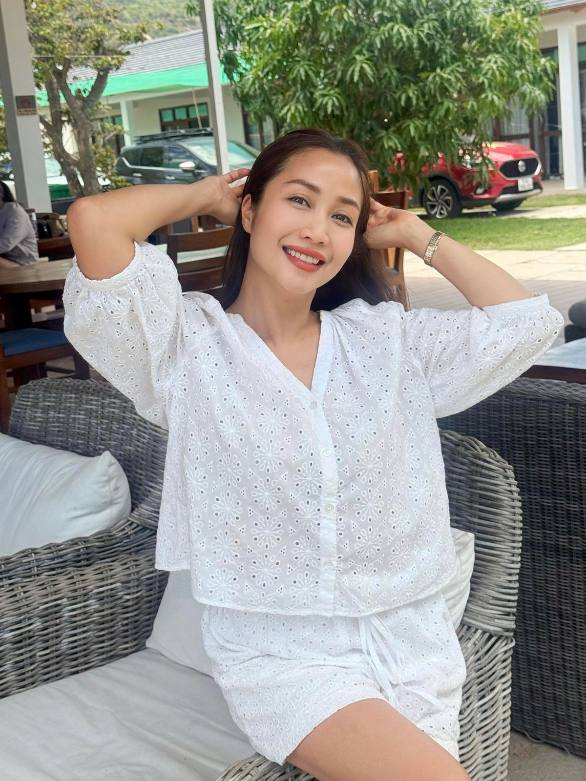 Ốc Thanh Vân mặc set trang phục màu trắng trẻ trung. Ảnh: FB Ốc Thanh Vân