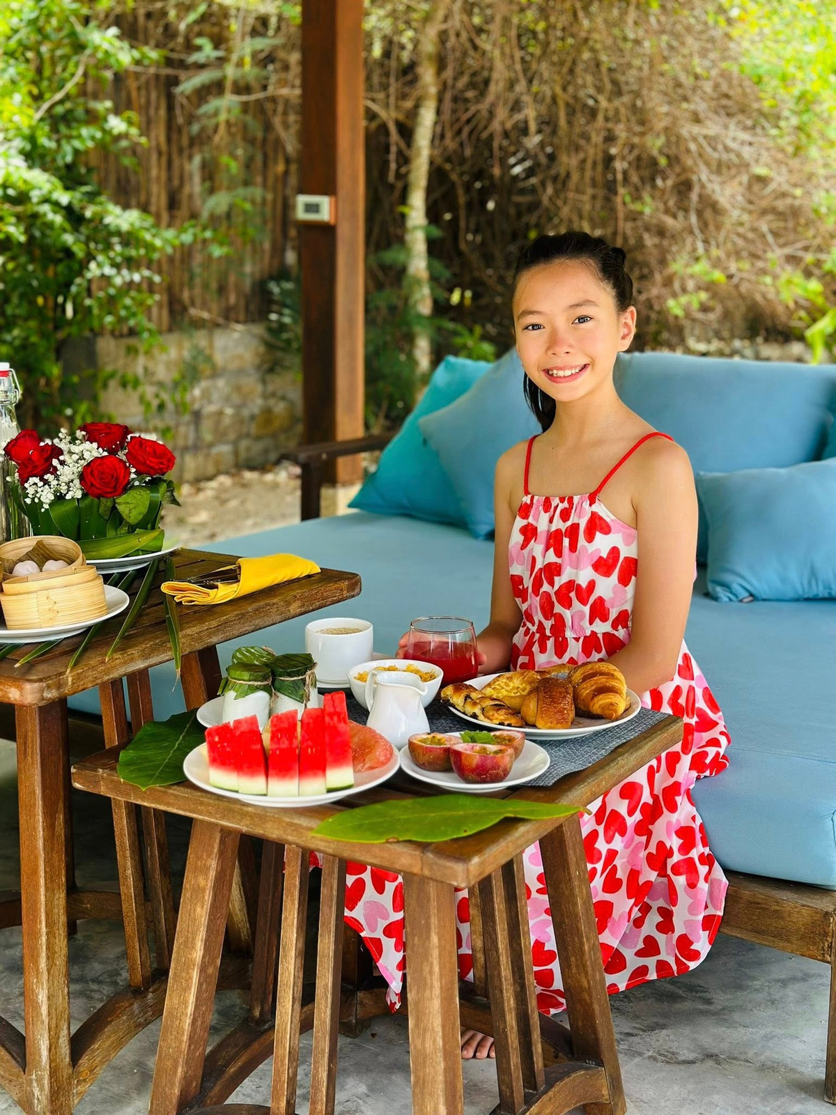 Sol hiện 10 tuổi nhưng đã cao đến tai mẹ dù nữ ca sĩ thường xuyên đi giày cao gót. Gương mặt ngọt ngào, vóc dáng lý tưởng và tính cách dễ thương khiến Sol được gọi là “nàng thơ nhí” của showbiz Việt.