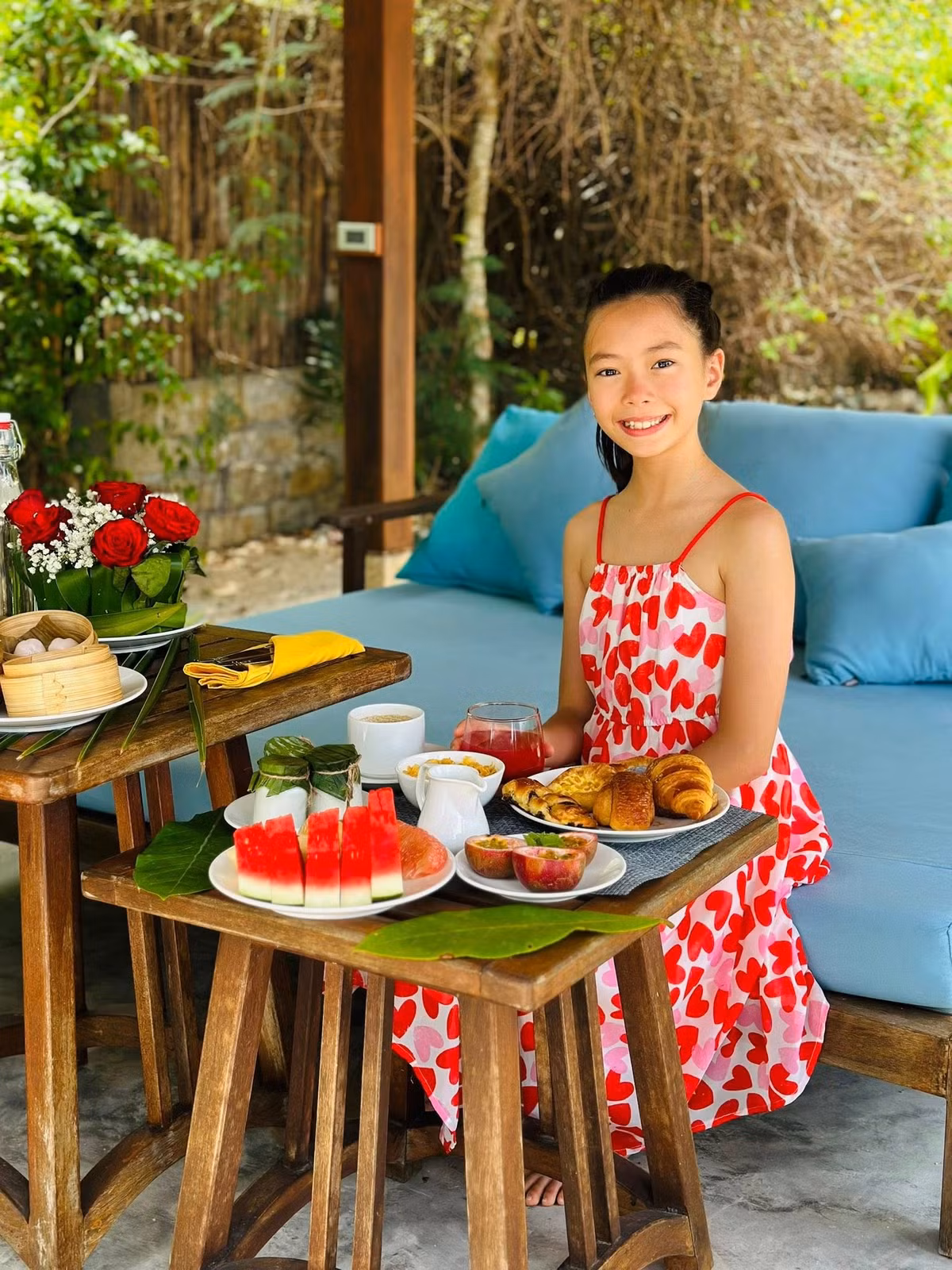 Sol hiện 10 tuổi nhưng đã cao đến tai mẹ dù nữ ca sĩ thường xuyên đi giày cao gót. Gương mặt ngọt ngào, vóc dáng lý tưởng và tính cách dễ thương khiến Sol được gọi là “nàng thơ nhí” của showbiz Việt.