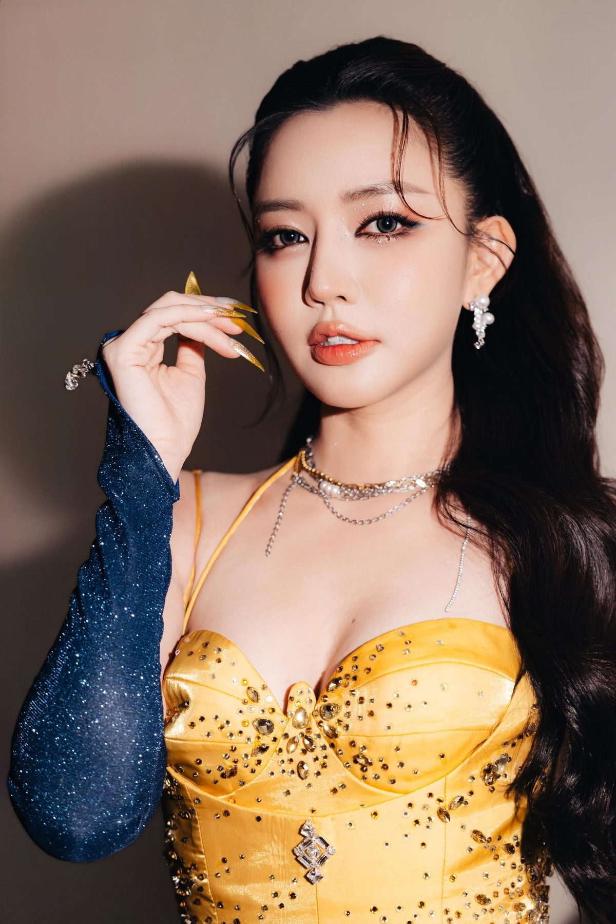 Điểm nổi bật trên gương mặt hiện tại của Bích Phương chính là sống mũi cao thanh thoát cùng đôi mắt sắc sảo. Làn da trắng sáng, căng mịn cùng các đường nét gương mặt gọn gàng giúp nữ ca sĩ trông trẻ trung hơn so với tuổi 36.