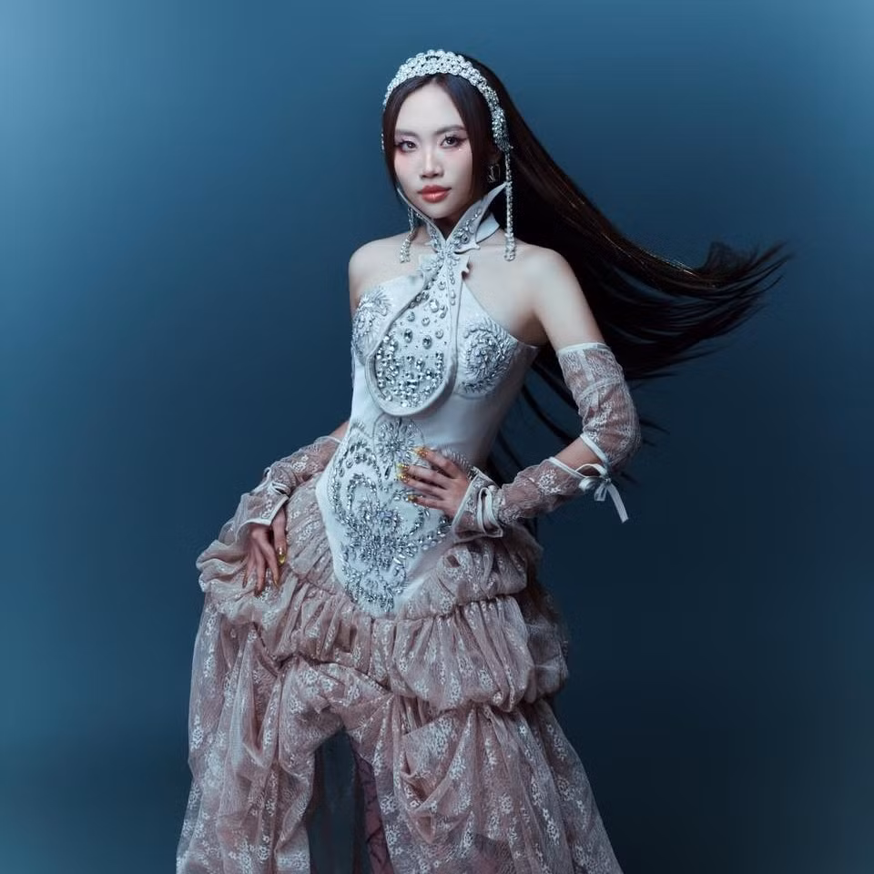 Phương Mỹ Chi là cái tên gắn liền với tuổi thơ của nhiều khán giả Việt khi bước ra từ chương trình Giọng Hát Việt Nhí mùa đầu tiên với chất giọng dân ca ngọt ngào. Khi ấy, "chị Bảy" ghi dấu ấn với làn da ngăm, mái tóc dài mượt và gương mặt mộc mạc, trong sáng. Ảnh: FB Phương Mỹ Chi