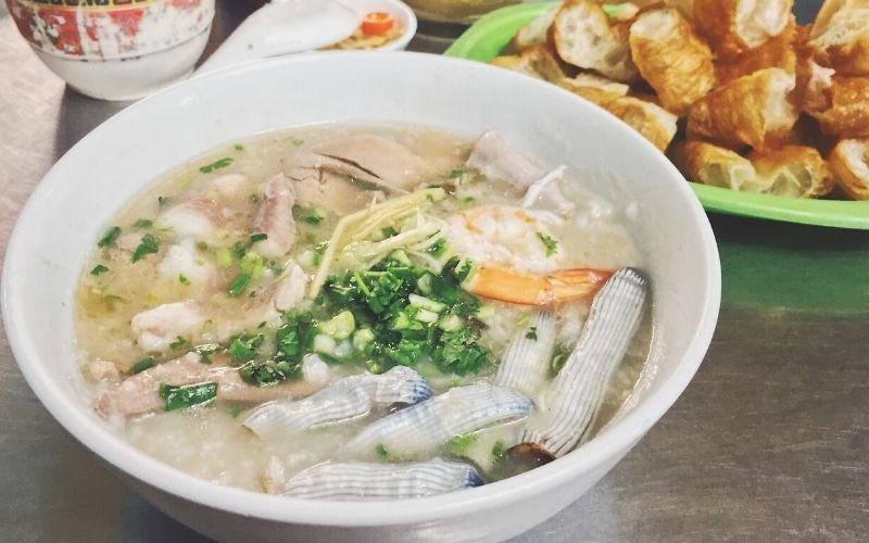 Cháo sá sùng: Sá sùng xào sơ với hành tím rồi cho vào cháo trắng đang sôi. Cháo chín mềm, dậy mùi thơm, vị ngọt nhẹ tự nhiên rất dễ ăn, phù hợp cho cả trẻ nhỏ và người cần bồi bổ sức khỏe.