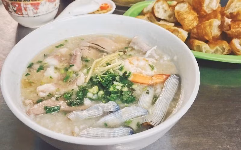 Cháo sá sùng: Sá sùng xào sơ với hành tím rồi cho vào cháo trắng đang sôi. Cháo chín mềm, dậy mùi thơm, vị ngọt nhẹ tự nhiên rất dễ ăn, phù hợp cho cả trẻ nhỏ và người cần bồi bổ sức khỏe.