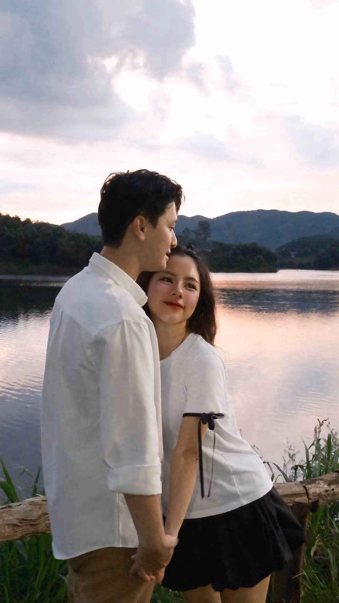 Bạch Lan Phương hạnh phúc bên Huỳnh Anh: "Mùa này mà không có người yêu là có lỗi với thời tiết lắm đó". Ảnh: FB Bạch Lan Phương