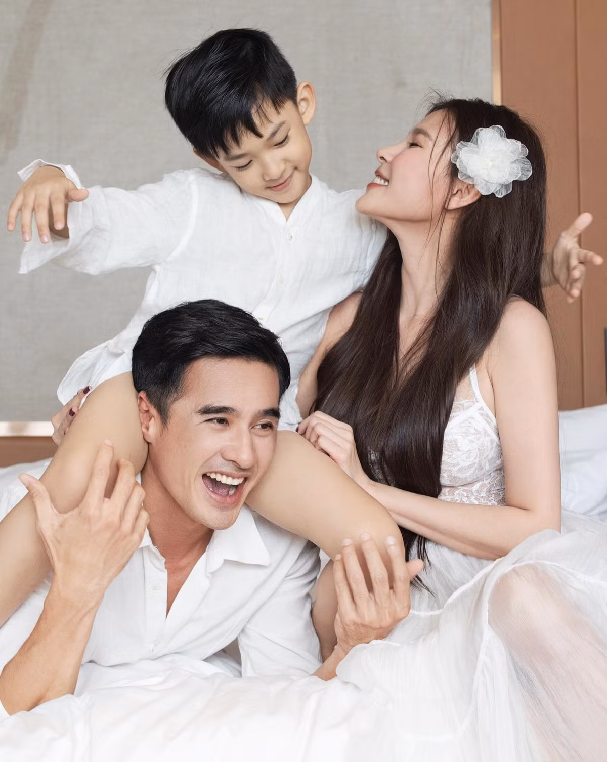 Đáng chú ý, lần quay trở lại này Lương Thế Thành không chỉ một mình. Cả hai vợ chồng Lương Thế Thành và Thúy Diễm gần như cùng lúc trở lại với mảng điện ảnh, cùng nhau dành trọn tâm sức cho sự nghiệp. Ảnh: FB Lương Thế Thành