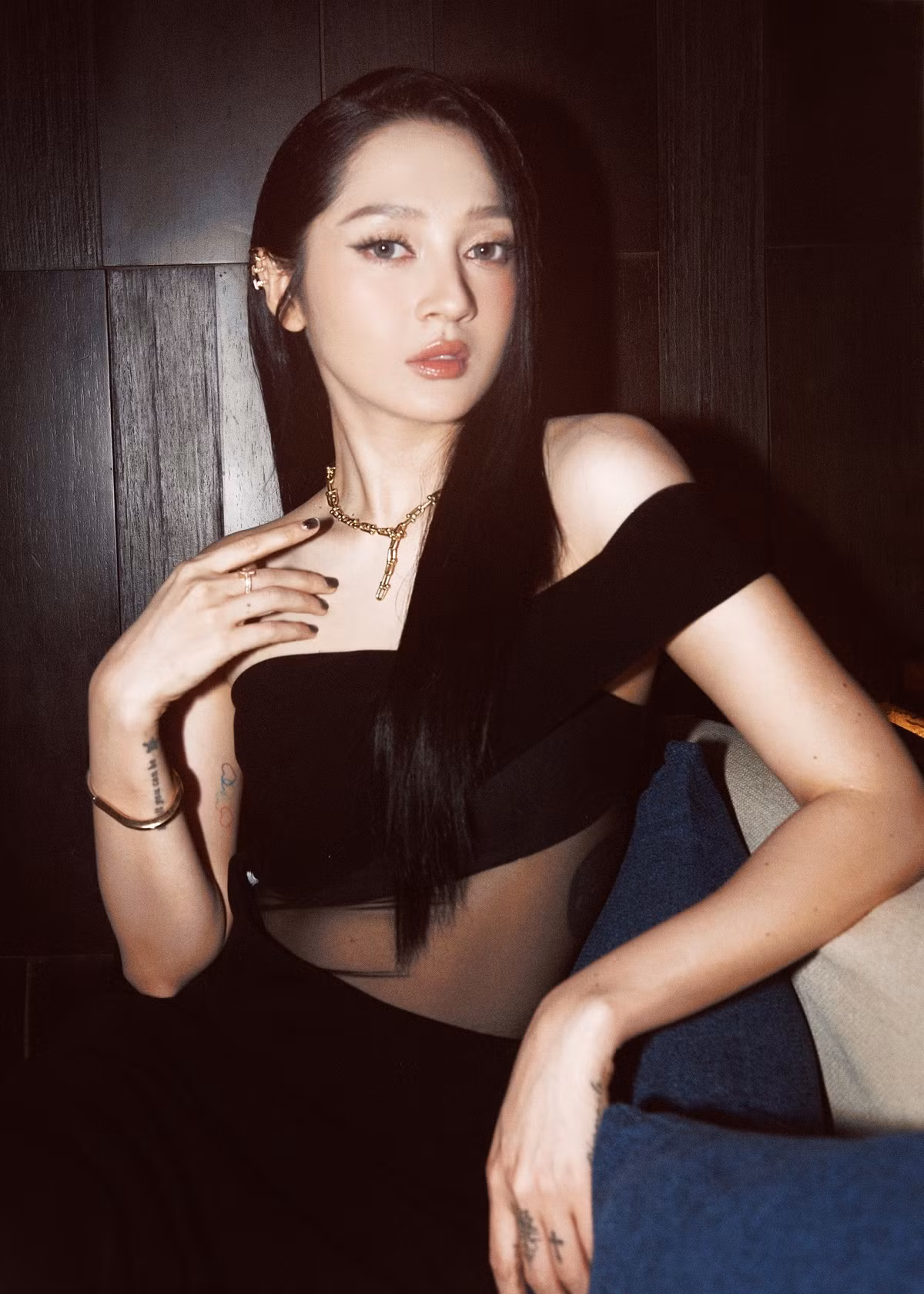 Không chỉ trong những buổi tập thể thao, Bảo Anh còn thường xuyên ưu tiên các thiết kế trang phục tôn dáng trong nhiều hoàn cảnh khác nhau.