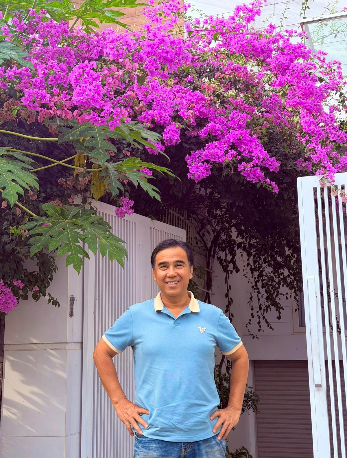 MC Quyền Linh khoe cây hoa giấy trước cổng nhà. Ảnh: FB Quyền Linh