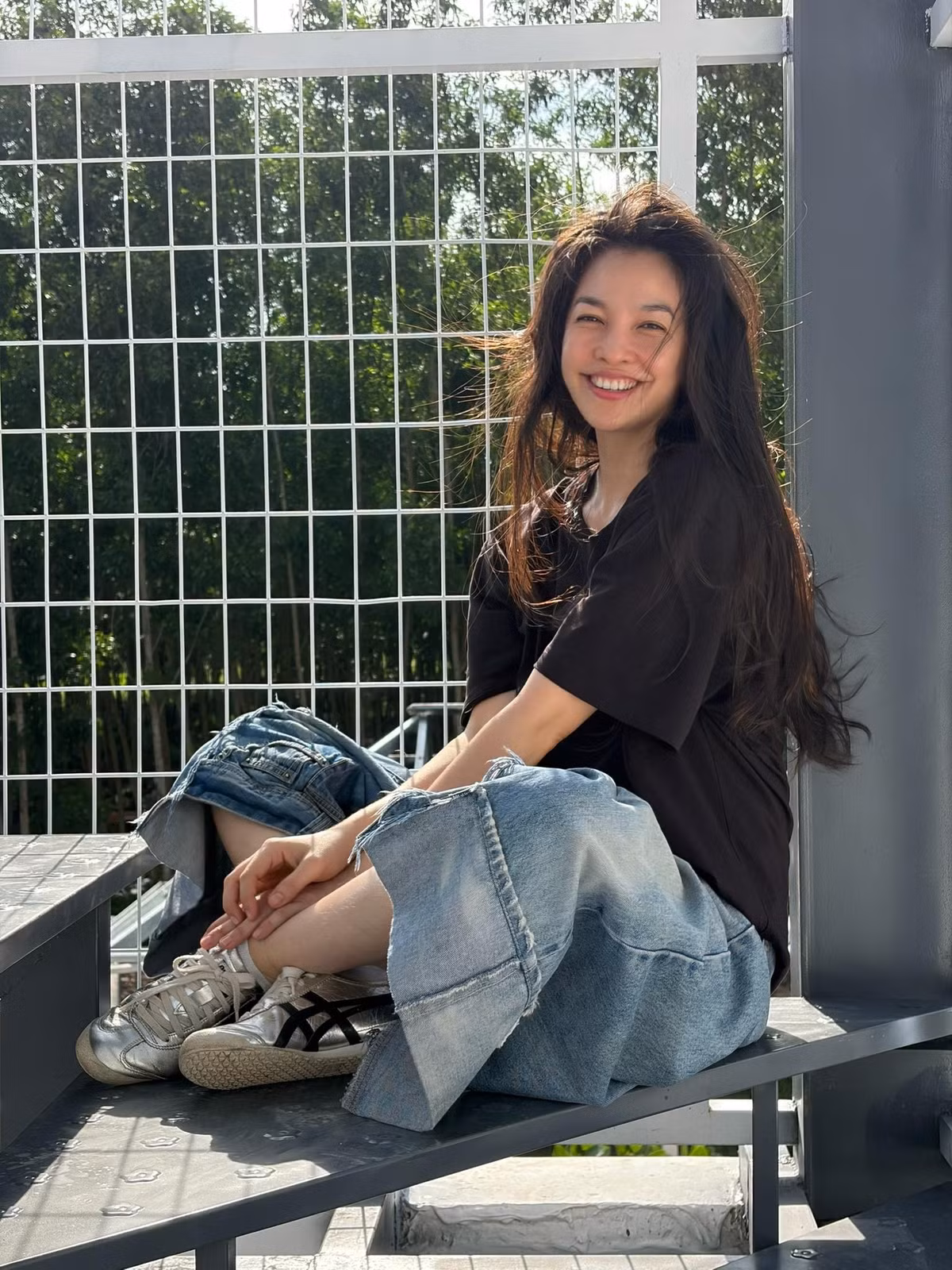 Ở tuổi U50, cô vẫn giữ được vóc dáng thon gọn, phong thái nhẹ nhàng và lối sống tích cực.