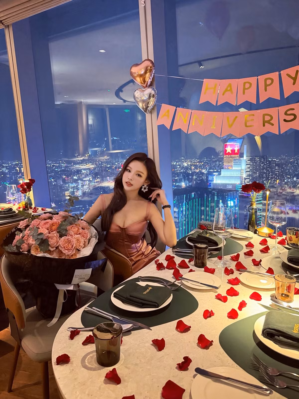 Trong loạt ảnh, Huyền Baby ghi điểm với vẻ ngoài gợi cảm khi diện mẫu đầm ngắn ôm sát, thiết kế cúp ngực tôn lên đường cong quyến rũ. Tuy nhiên, điểm nhấn khiến dân tình không khỏi trầm trồ chính là bộ trang sức xa xỉ mà cô lựa chọn. Nổi bật nhất là chiếc đồng hồ đến từ thương hiệu Graff, thuộc dòng Classic Butterfly kích cỡ 33 mm, có giá niêm yết lên tới 153.000 USD (hơn 4 tỷ đồng).