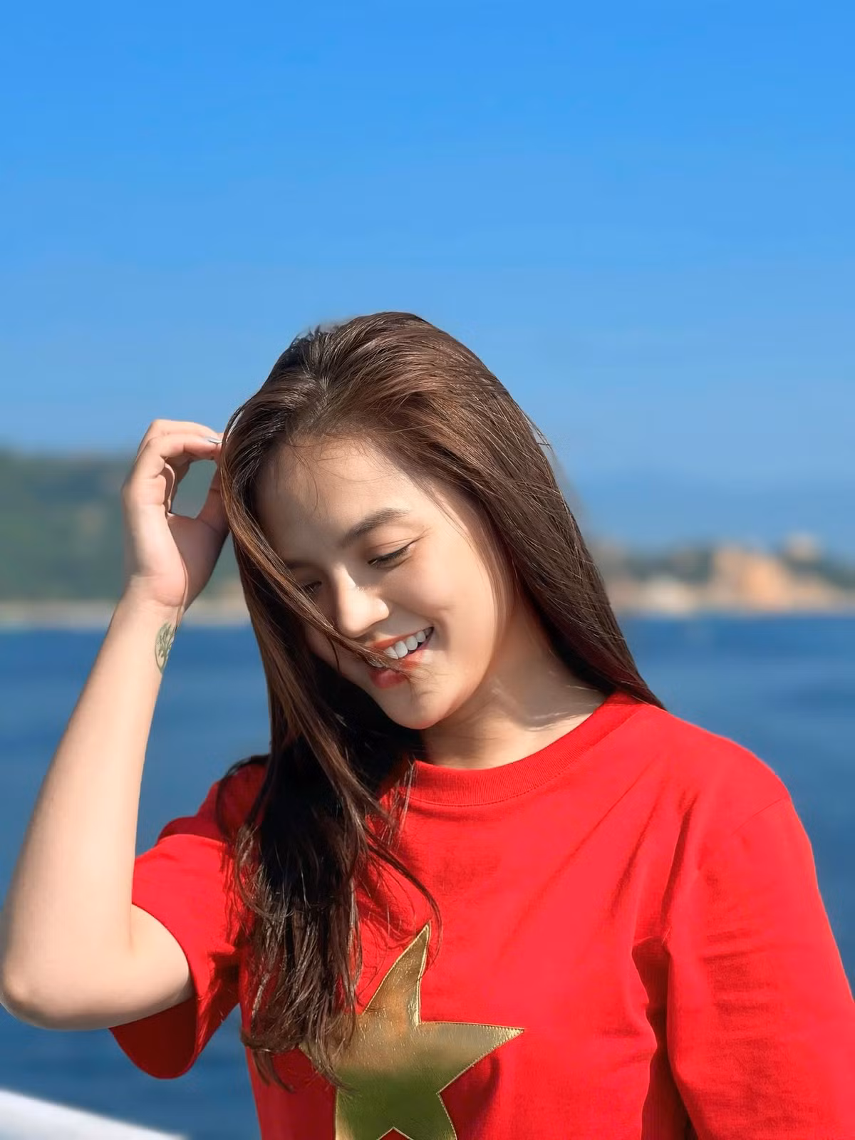 "Phụ nữ... Ai cũng mong mình có được một bờ vai để dựa vào, một vòng tay để ôm ấp vỗ về... Tôi... Cũng vậy...", diễn viên Thu Quỳnh viết. Ảnh: FB Nguyễn Thu Quỳnh