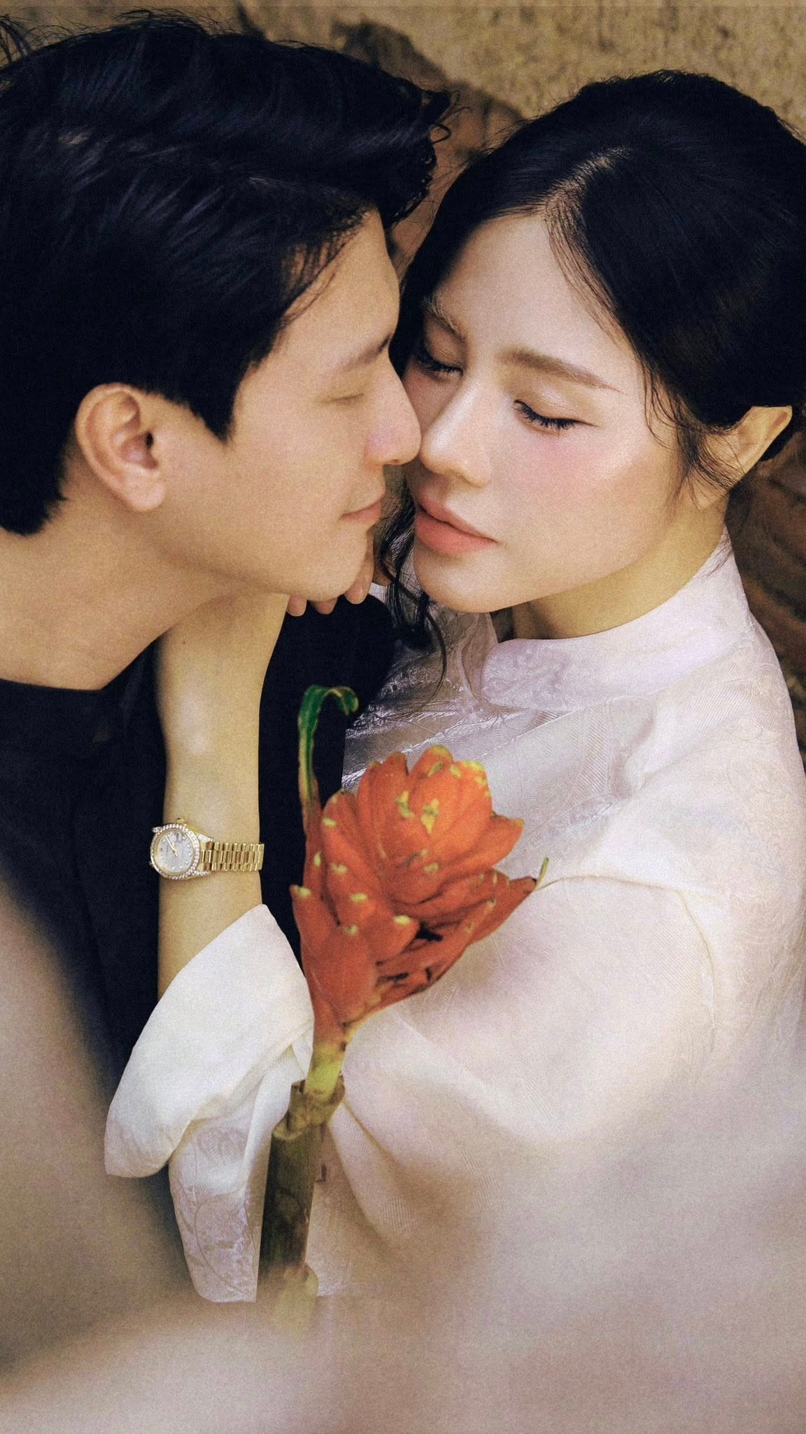 Ngoài công việc, Huỳnh Anh thường xuyên đồng hành cùng vợ trong các sự kiện và sinh hoạt gia đình. Mỹ nam phim giờ vàng không ngần ngại dành nhiều lời khen ngợi cho bà xã.