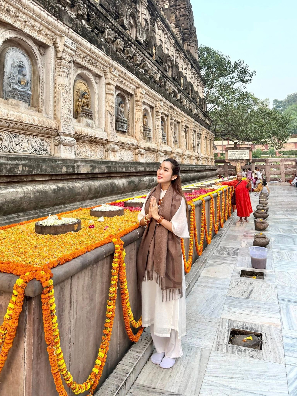 Người đẹp Kim Cương, vợ ca sĩ Ưng Hoàng Phúc hành hương ở Ấn Độ. Ảnh: FB Võ Kim Cương